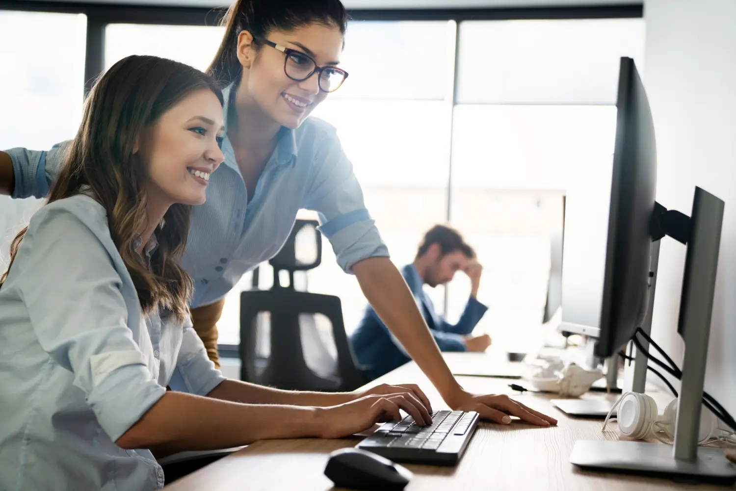 comvaHRo, Designerin bei einer Besprechung mit ihrem Team in einem Büro