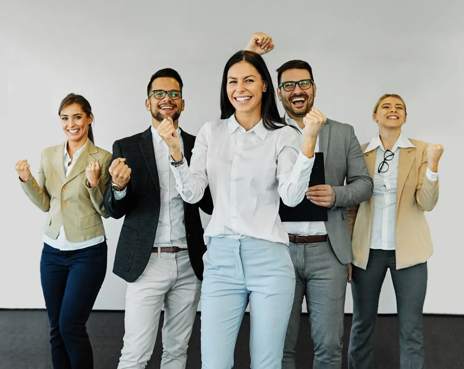 comvaHRo, Designerin bei einer Besprechung mit ihrem Team in einem Büro