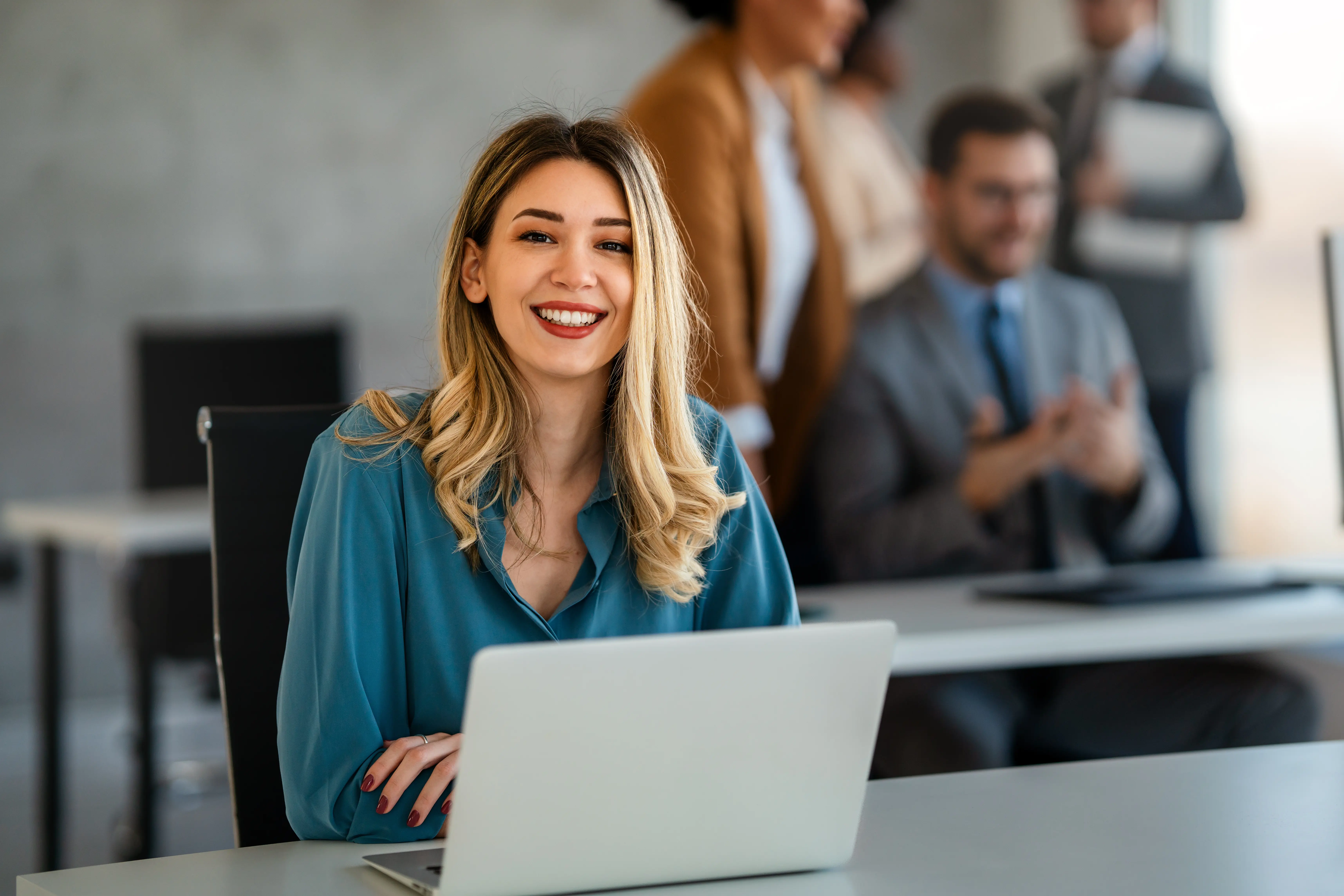 comvaHRo, Softwareentwickler, der mit seinem Kunden in einem Büro telefoniert